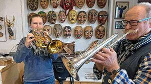 Masken und Musik: Tochter Rosa Häuptle mit ihrer Trompete und Vater Hans-Georg Benz am Flügelhorn teilen ihre Leidenschaften.