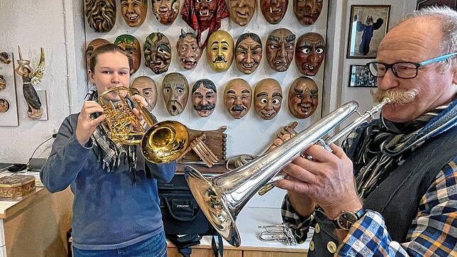 Masken und Musik: Tochter Rosa Häuptle mit ihrer Trompete und Vater Hans-Georg Benz am Flügelhorn teilen ihre Leidenschaften.