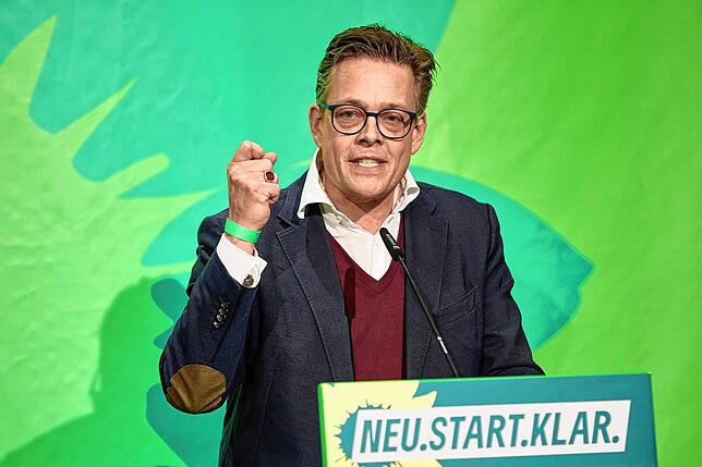 Konstantin von Notz (Bündnis 90/Die Grünen), Bundestagsabgeordneter, während einer Rede im Jahr 2024 in Neumünster. (Archivbild)