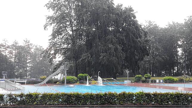 Der Regen unterbrach den Badespaß, der für uns dann endete.