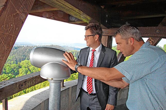 Bürgermeister Henrik Wengert und Ortsvorsteher Jörg Nesensohn erproben das neue Fernglas.