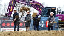 Architekt Thomas Bönsch (von links), Baubürgermeister Karl Langensteiner-Schönborn, Businesspark-Geschäftsführer Markus Imholz und ...
