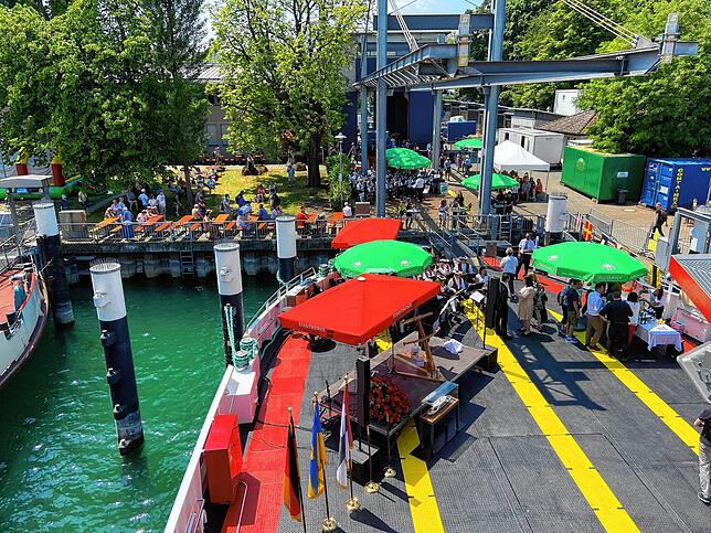 Bild 29: Die neue Fähre wird im Staader Hafen feierlich auf &bdquo;Richmond&ldquo; getauft. Diese Besucher sind dabei