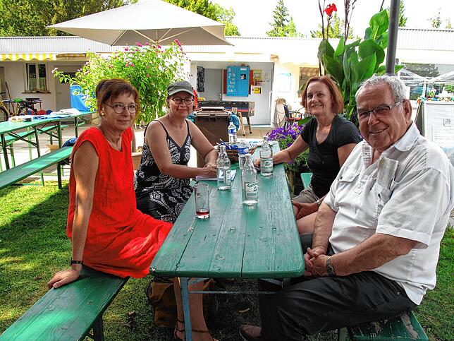 Birgit Jordan (Förderverein) und Alt-Bürgermeister Franz Moser (beide vorne) sowie Andrea Baumann (Fördervereinsvorsitzende, hinten ...