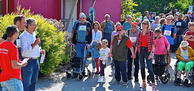 Annähernd 200 Menschen mit und ohne Behinderung nahmen am vierten Hand-in-Hand-Lauf der Caritaswerkstätten Hochrhein teil. Der Leiter ...