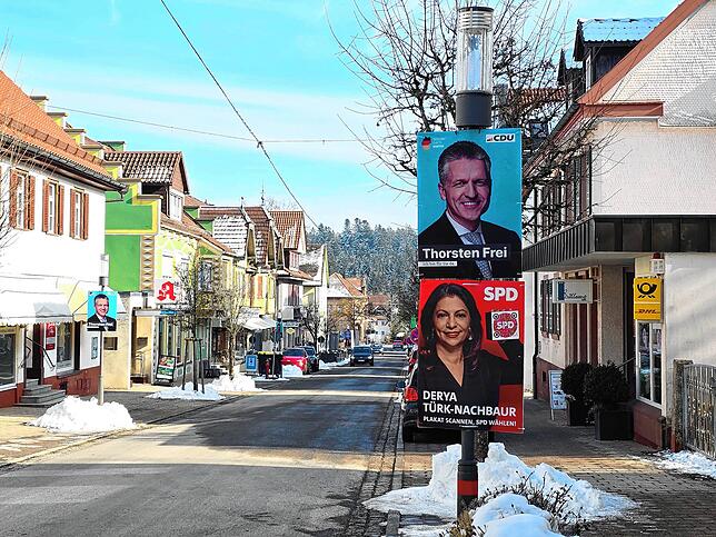 Wahlplakate in den Tagen vor der Wahl in der Königsfelder Hermann-Voland-Straße. Am Wahltag selbst herrschte hier reges Fasnettreiben. ...