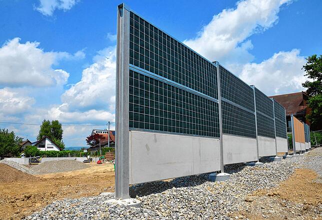 Inzwischen steht auch schon die Lärmschutzwand des Dorfplatzes.