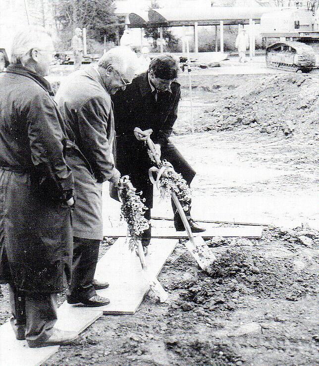 Architekt Dietmar Kolberg, Rektor Konrad Scheuer und Überlingens damaliger Bürgermeister Reinhard Ebersbach beim Spatenstich zum ...