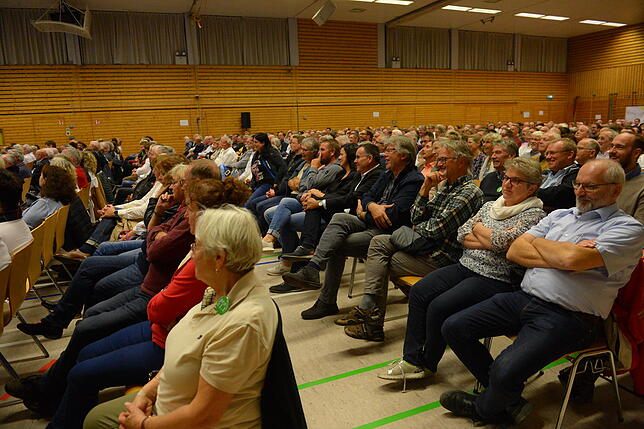 Das Interesse ist groß, trotzdem finden in der Linzgauhalle alle Besucher einen Platz.