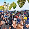 Kein Durchkommen ist im Residenzbereich bei den Verpflegungsstände am Samstagabend.