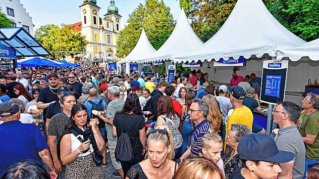 Kein Durchkommen ist im Residenzbereich bei den Verpflegungsstände am Samstagabend.