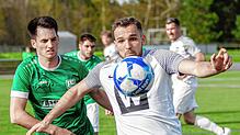 Die SG Dauchingen/Weilersbach (Benedikt Laufer, vorn) hat sich mit 5:1 gegen den FC Bräunlingen (Simon Schorpp) durchgesetzt.