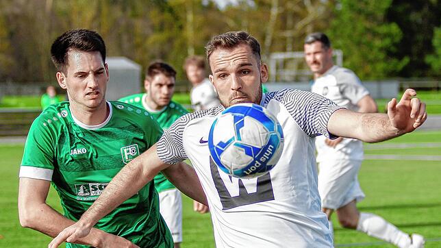 Die SG Dauchingen/Weilersbach (Benedikt Laufer, vorn) hat sich mit 5:1 gegen den FC Bräunlingen (Simon Schorpp) durchgesetzt.