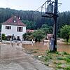 Im Bereich Talmühle zwischen Engen und Biesendorf schützte die Feuerwehr zwei Häuser vor dem Hochwasser aus dem Talbach.