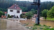 Im Bereich Talmühle zwischen Engen und Biesendorf schützte die Feuerwehr zwei Häuser vor dem Hochwasser aus dem Talbach.