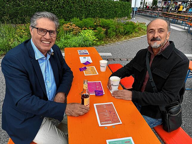 Friedrichshafens Bürgermeister Dieter Stauber (links) genoss eine 1250-Jahre-Jubiläumsmostschorle zusammen mit Architekt Mustafa Yazici.
