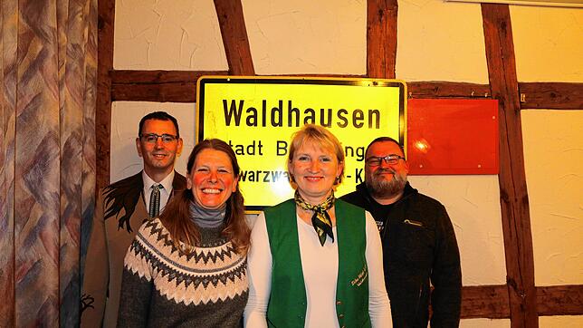 Der Vorstand der Siibe Hiisli Liit (von links): Narrenvater Michael Wetzel, Christine Frei-Häberli wechselt von der Kassiererin zur ...