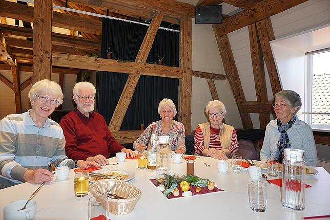 In geselliger Runde und bei gutem Essen tauschen sich Irene Bizer, Herbert Walker, Antonia Bublis, Elfriede Seibert und Edda Hartl an ...