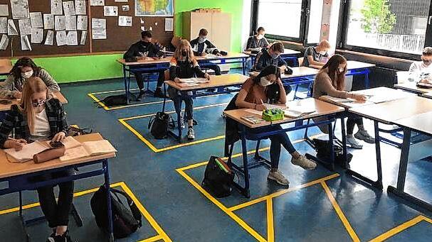 Auch an der Robert-Schuman-Realschule in Waldshut ist am Montag der Unterricht für die Abschlussklassen wieder angelaufen. Markierungen ...