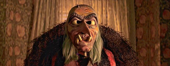 Die Maske von Simon Stiegeler im Netflix-Film &bdquo;Nightbooks&ldquo;.