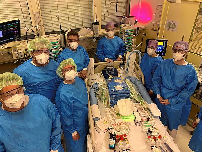 Eindrucksvolle Aufnahme des Kantonsspitals Baden. Diese Mengen an Materialien und Medikamenten benötigt ein Covid-Patient auf der ...