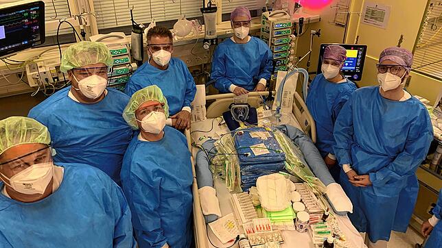 Eindrucksvolle Aufnahme des Kantonsspitals Baden. Diese Mengen an Materialien und Medikamenten benötigt ein Covid-Patient auf der ...
