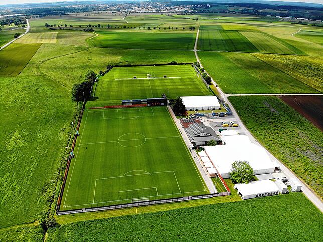 Der Sportplatz in Aasen und die kleine Zeltstadt daneben, die eigens für den Aufenthalt der Spanier eingerichtet wurde.