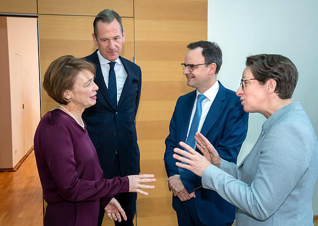 Die Ladenburgers im Gespräch mit der Laudatorin und Frau von Bundespräsident Steinmeier Elke Büdenbender (links) sowie BDZV-Präsident ...