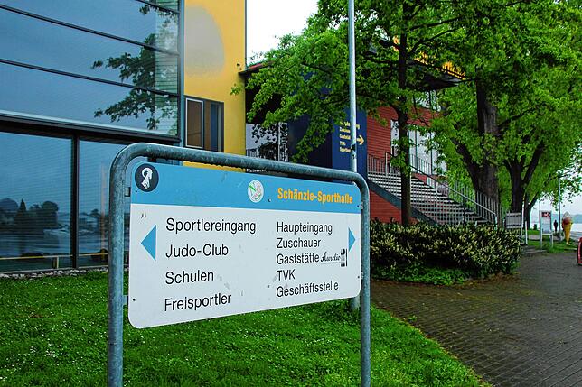 Im Hintergrund der Zuschauereingang der Schänzlehalle.
