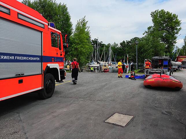 Bild 4: Etwa 100 000 Euro Schaden: Ein BMW versinkt in Langenargen im Bodensee