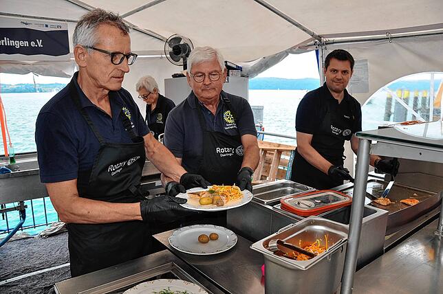 Der &bdquo;Saibling an Riesling-Schaum&ldquo; des Rotary Clubs hat bereits Tradition &ndash; und war um die Mittagszeit sehr gefragt.