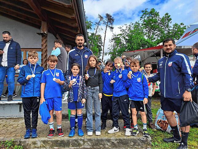 Die Jugendspieler kämpfen trotz schlechtem Wetter mit Ehrgeiz und freuen sich über eine Medaille , hier die F-Jugend Waldshut.