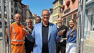Aus feinen Düsen dringt ein fast unsichtbarer, aber erfrischender Wasserschleier aus diesem Gestell: Die Verneblungsanlage am ...