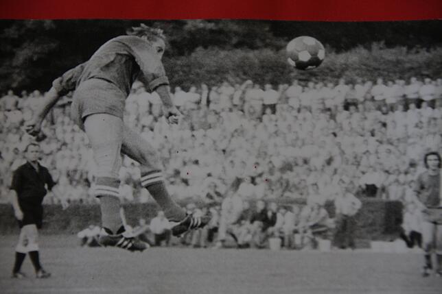 Klaus Kokoska steigt im August 1973 für die DJK in den Himmel. Damals spielte die DJK vor bis zu 7000 Zuschauern im Bodensee-Stadion.