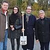 Zum Spatenstich für das neue Meersburger Parkhaus brachte Jörg Parschat (links) von der ausführenden Firma Goldbeck einen Spaten mit dem ...