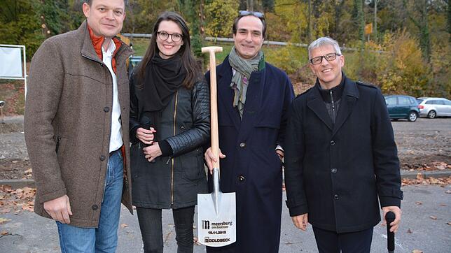 Zum Spatenstich für das neue Meersburger Parkhaus brachte Jörg Parschat (links) von der ausführenden Firma Goldbeck einen Spaten mit dem ...