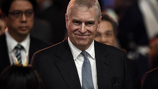 Am 3. November 2019 lächelt Prinz Andrew, der Herzog von York, nach einem Vortrag in Bangkok in die Kamera. Wenig später redete er sich ...