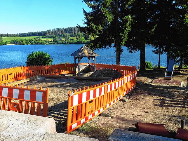 Der Spielplatz am Campingplatz wird erneuert. Er war nicht mehr sicher. Es ist eine der ersten Maßnahmen der neuen Verwaltung.