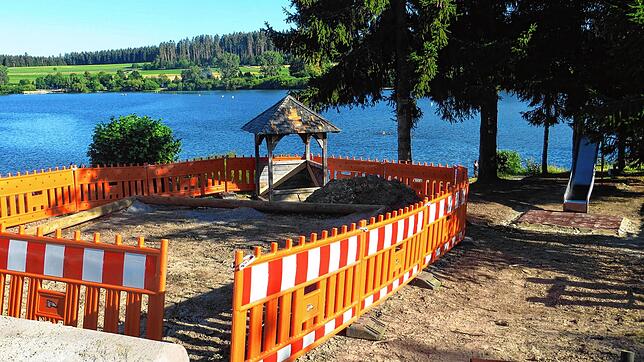 Der Spielplatz am Campingplatz wird erneuert. Er war nicht mehr sicher. Es ist eine der ersten Maßnahmen der neuen Verwaltung.