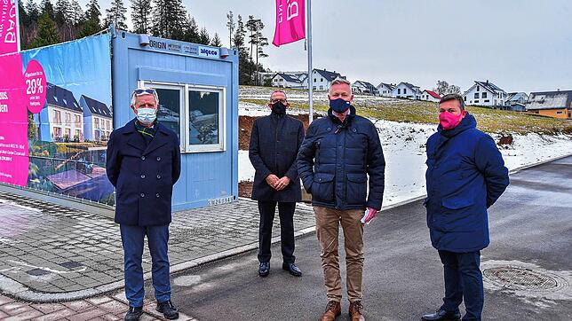 Sie freuen sich, dass es nach dem Winter mit dem Bau der ersten Eigenheime losgehen kann. Bei der offiziellen Übergabe der Infrastruktur ...