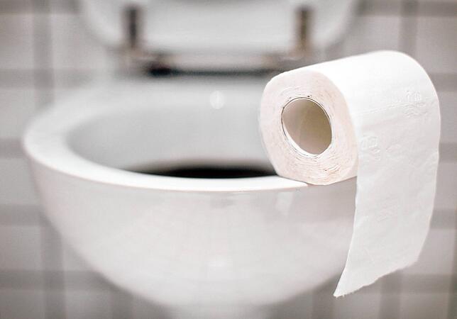 Da hilft auch kein Klopapier: Wenn Spülen verboten ist, ist ein Toilettengang keine gute Idee. Gut, dass es nicht so ist.