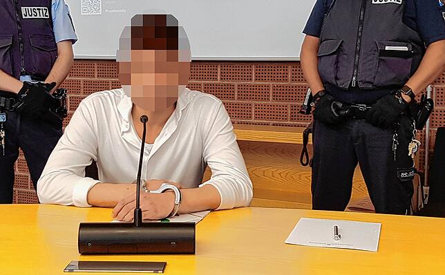 In Hand- und Fußfesseln wurde der Angeklagte in den Saal geführt. An den Füßen blieb er auch während der Verhandlung gefesselt.