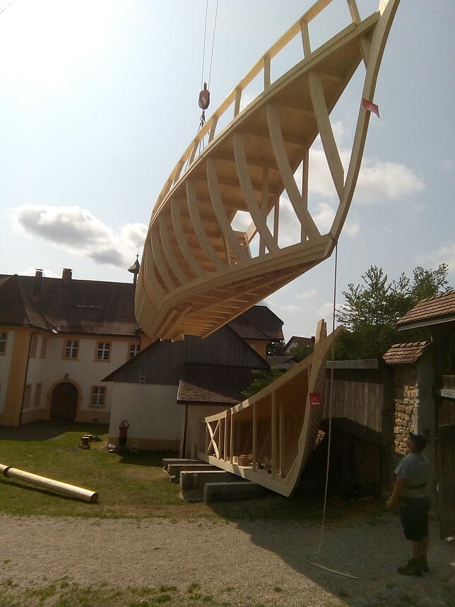 Das Schiff kam in zwei Teilen in Riedern an und wurde mit dem Kran über die Klostermauer gehievt.