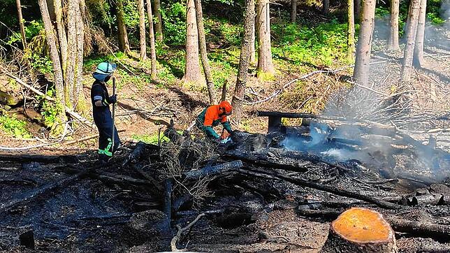 Die Feuerwehrleute waren insgesamt dreieinhalb Stunden im Einsatz.