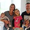 Die Zwillingsmädchen von Barbara und Andreas Brucker wurden am 4. Mai 2021 geboren. Unser Bild zeigt von link Romy, Barbara Brucker mit ...
