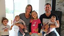 Die Zwillingsmädchen von Barbara und Andreas Brucker wurden am 4. Mai 2021 geboren. Unser Bild zeigt von link Romy, Barbara Brucker mit ...