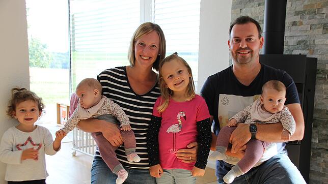 Die Zwillingsmädchen von Barbara und Andreas Brucker wurden am 4. Mai 2021 geboren. Unser Bild zeigt von link Romy, Barbara Brucker mit ...