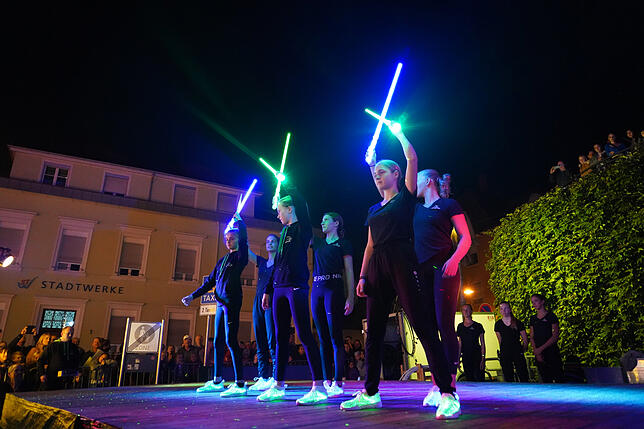 Neu im Programm des Zirkus Zebrasco ist der Auftritt mit Lichtschwertern.