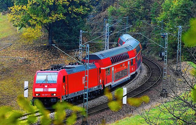 Zwischen St. Georgen und Hausach passiert die Schwarzwaldbahn nicht nur viele Tunnel, sondern auch Kurven. In der Bergstadt gab es ...