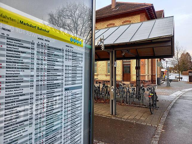 Die Aushangfahrpläne am Bahnhof sind noch nicht aktualisiert. Auf der Straßenseite des Bahnhofs hielten bislang die Busse der Linie 11. ...